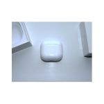 Купити Навушники Apple AirPods 4 (MXP63) Уцінка за вигідною ціною. Популярні Навушники Apple у mBrand 